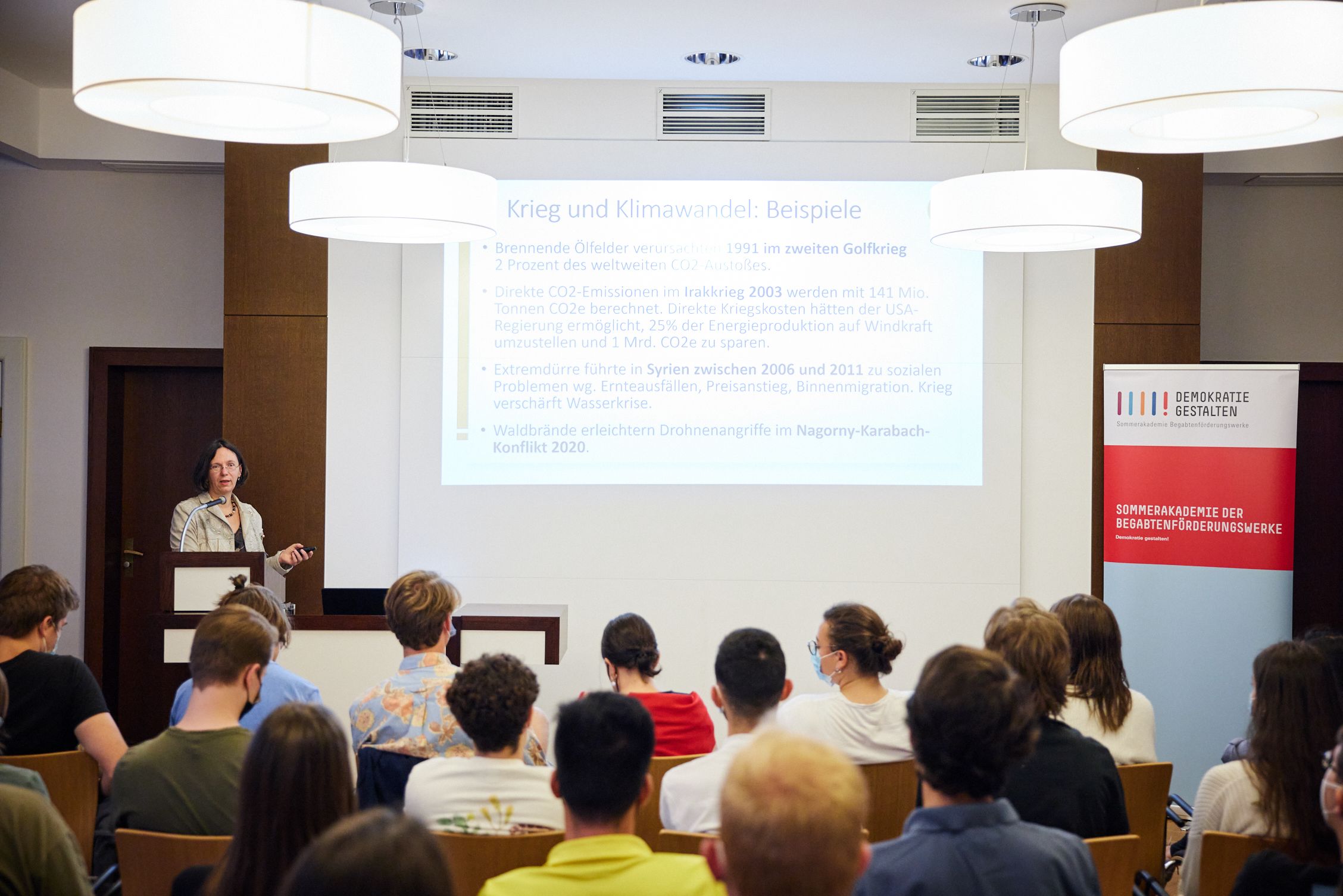 Dr. Astrid Sahm, Politikwissenschaftlerin, Ost-Europa- und Klima-Expertin, Geschäftsführerin des Internationalen Bildungs- und Begegnungswerks (IBB) gGmbH & Gastwissenschaftlerin an der Stiftung Wissenschaft und Politik (SWP)