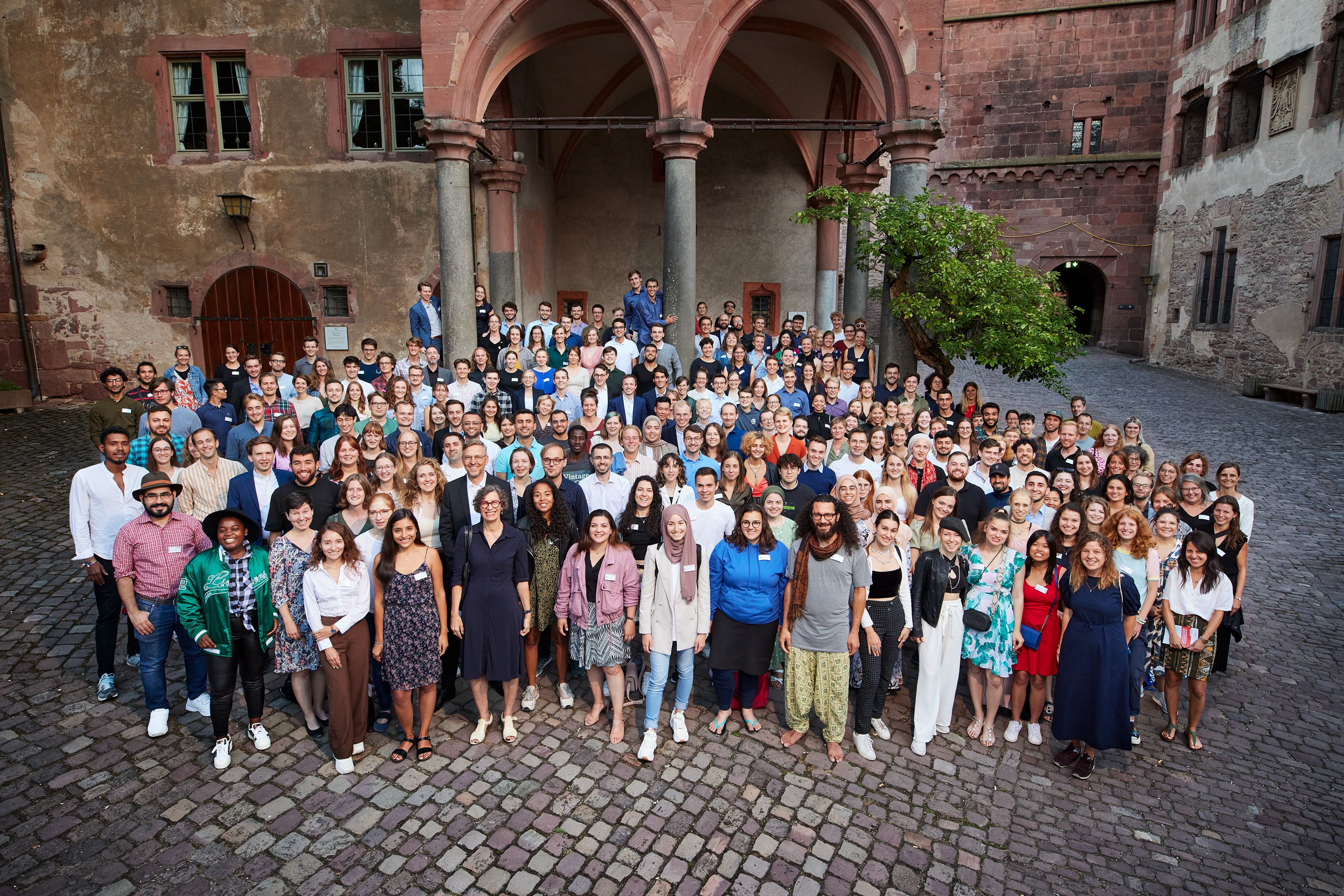 Alle Teilnehmer:innen der Sommerakademie 2022 auf einem Foto auf dem Hof des Heidelberger Schloßes