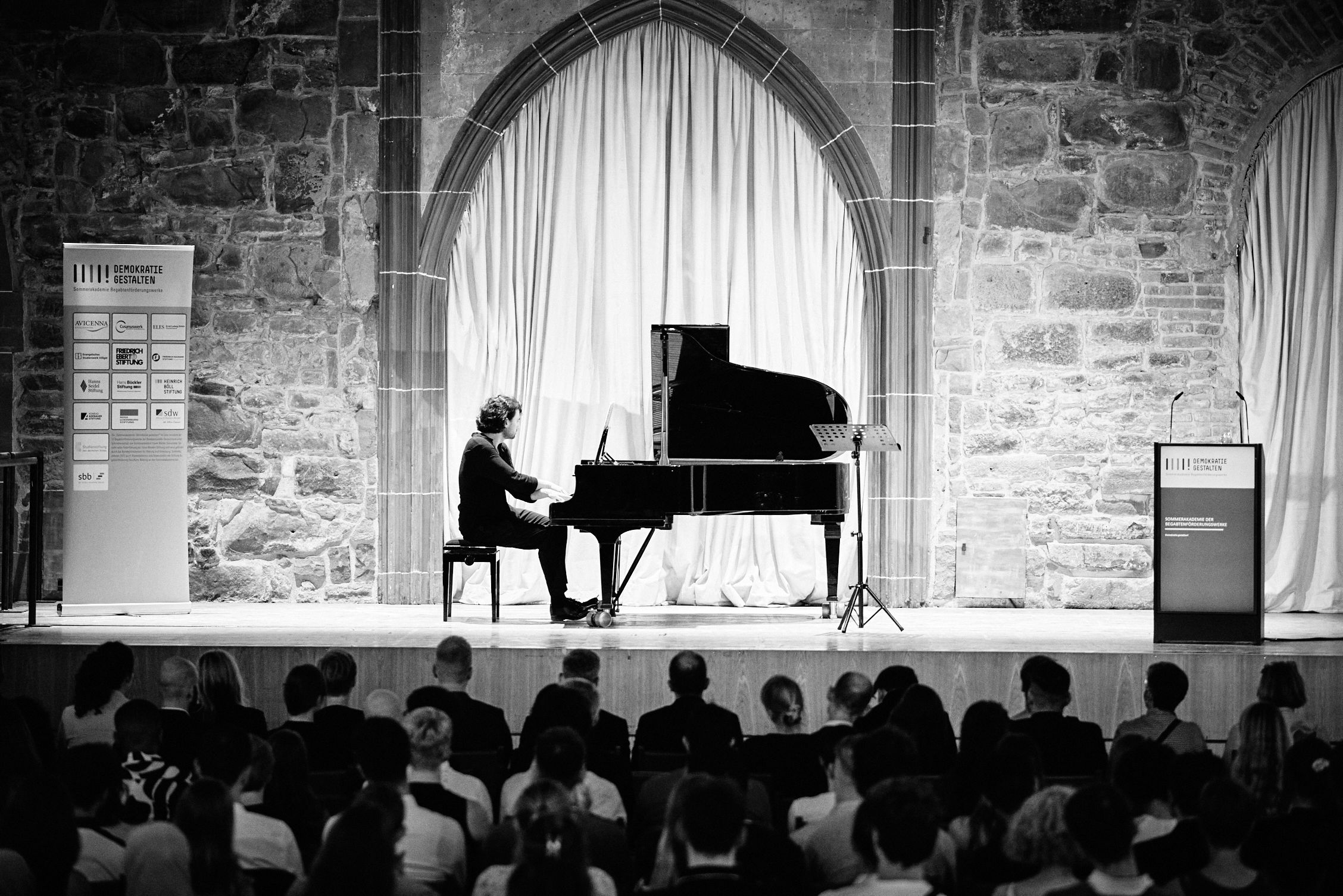 Cya Bazzaz, Stipendiat der Hans-Böckler-Stiftung, spielte auf der feierlichen Eröffnung der Sommerakademie der Begabtenförderungswerke am Klavier ‚Disruption‘.