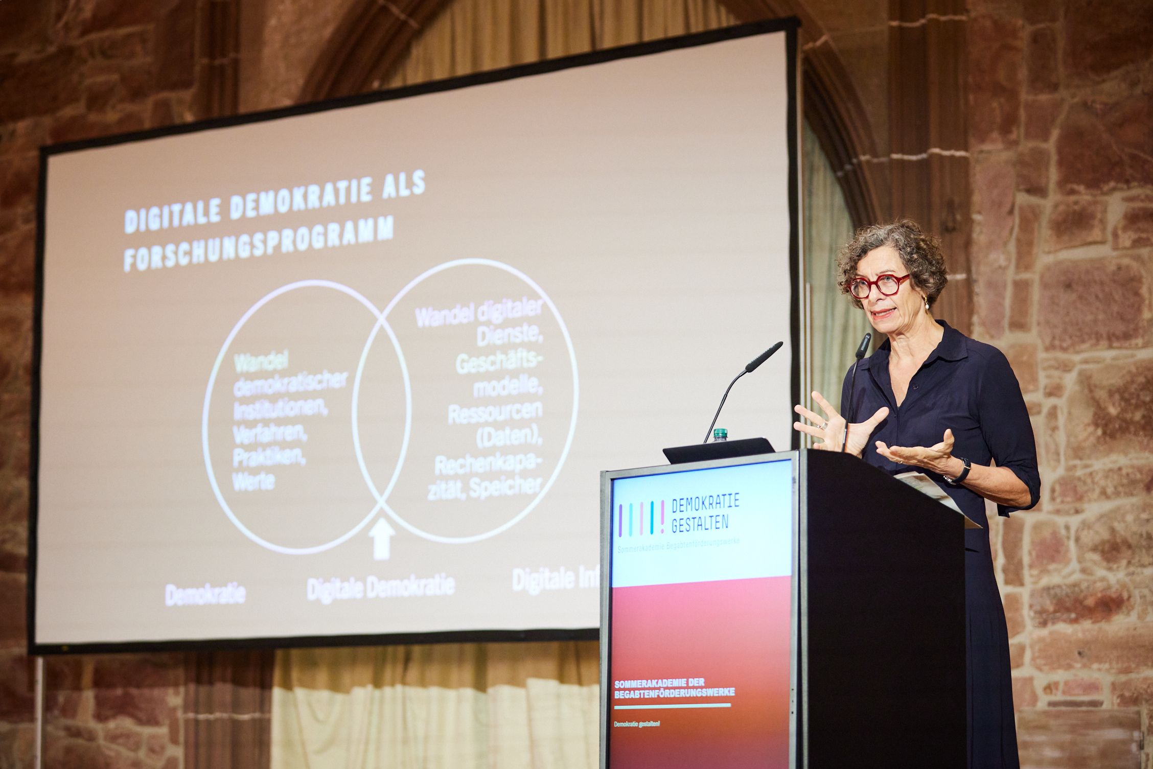 Prof. Dr. Jeanette Hofmann, Professorin für Internetpolitik an der Freien Universität Berlin, Principal Investigator und Leiterin der Forschungsgruppe »Demokratie und Digitalisierung« am Weizenbaum-Institut für die vernetzte Gesellschaft